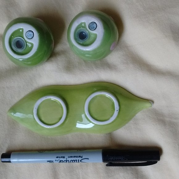 Two peas in a pod magnetic salt and pepper shakers - Picture 4 of 5